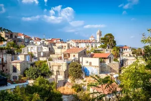 תמונה הממחישה איך הגידול בתיירות משפיע על מחירי הנדל"ן בקפריסין
