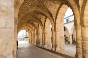תמונה הממחישה פיתוח תשתיות בקפריסין: איך זה ישפיע על ערכי הנדל"ן?