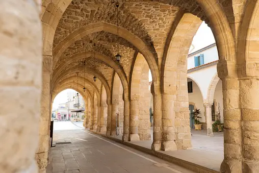 תמונה הממחישה פיתוח תשתיות בקפריסין: איך זה ישפיע על ערכי הנדל"ן?